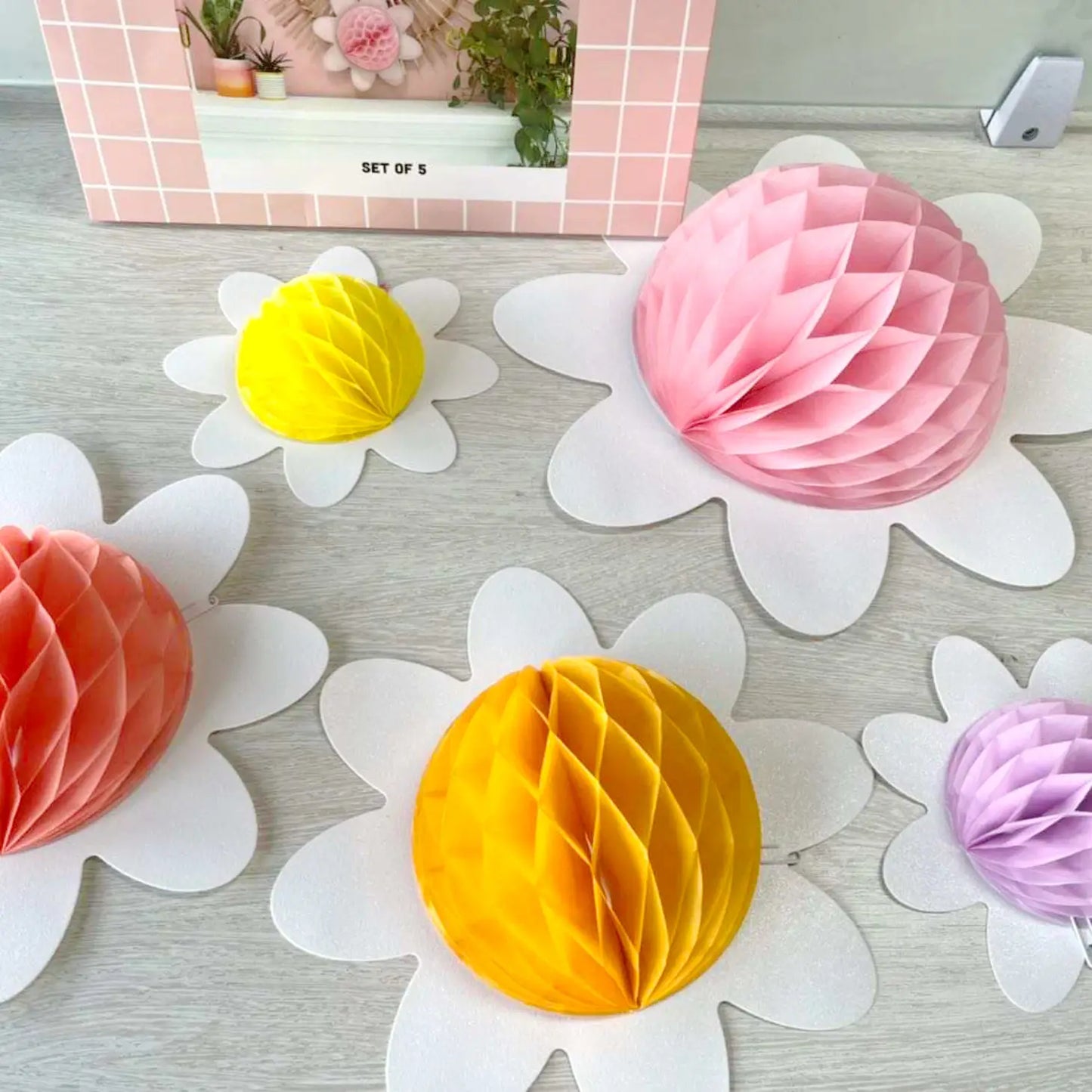 Honeycomb Paper Daisies - Pack of 5 (PLUS Free Cake Toppers)